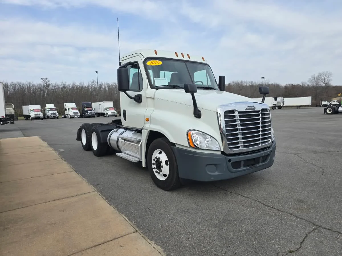 2019 Freightliner Cascadia - image 3