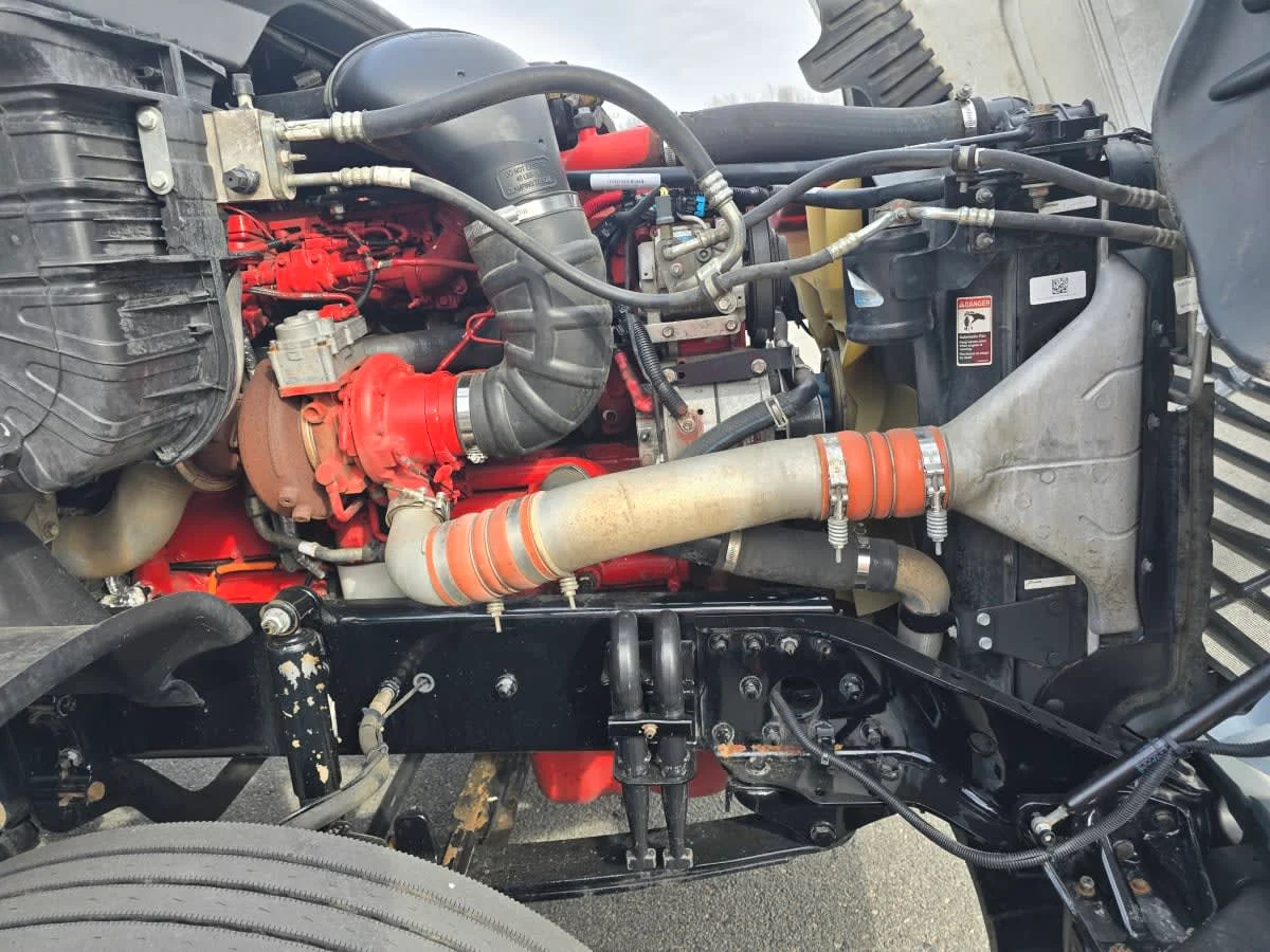 2019 Freightliner Cascadia - image 9