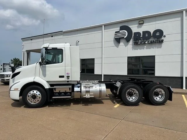 2026 Volvo VNR 640 - image 5