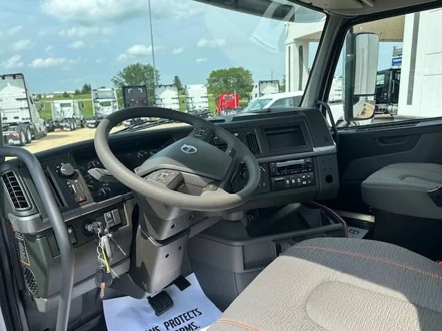 2026 Volvo VNR 640 - image 6