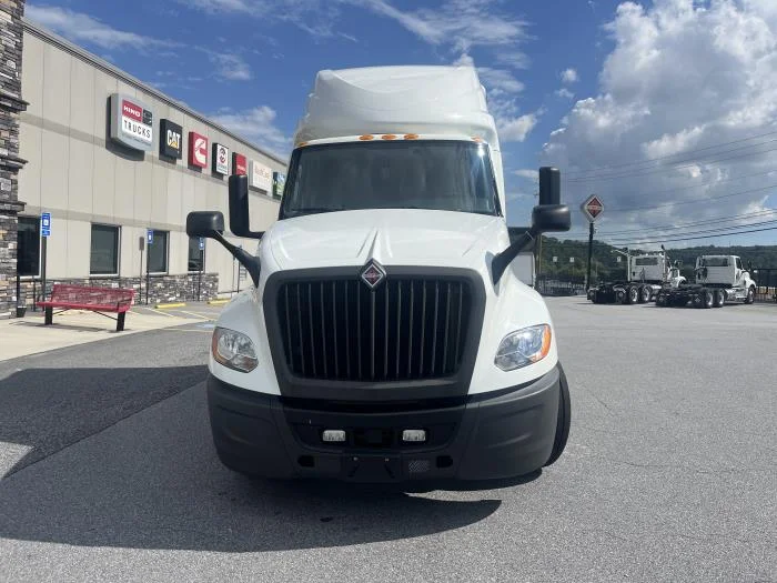 2022 International LT — photo 3