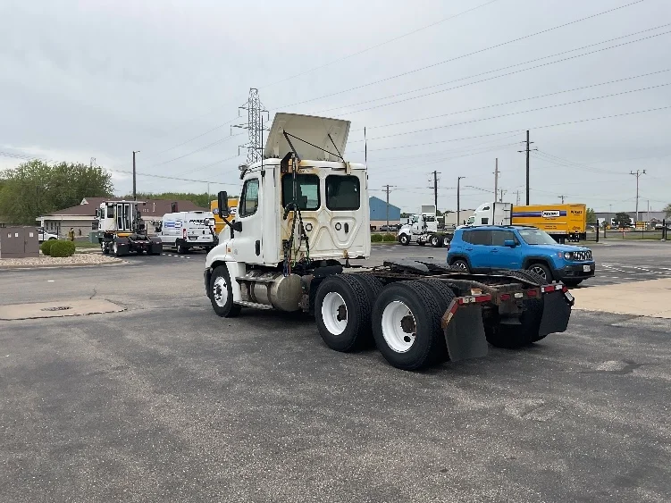 2019 Freightliner Cascadia in Milwaukee, WI — photo 5