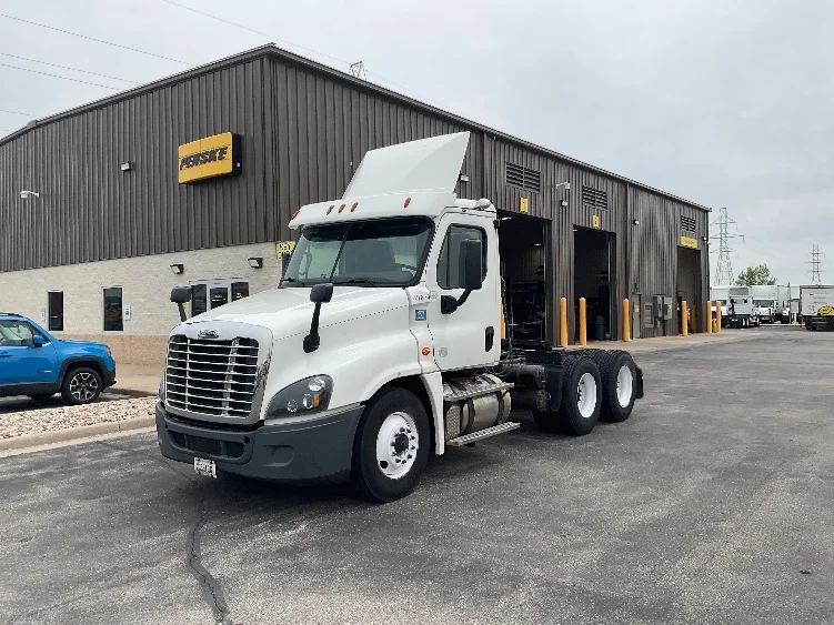2019 Freightliner Cascadia in Milwaukee, WI — photo 3