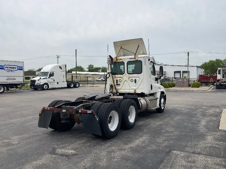 2019 Freightliner Cascadia in Milwaukee, WI — photo 7