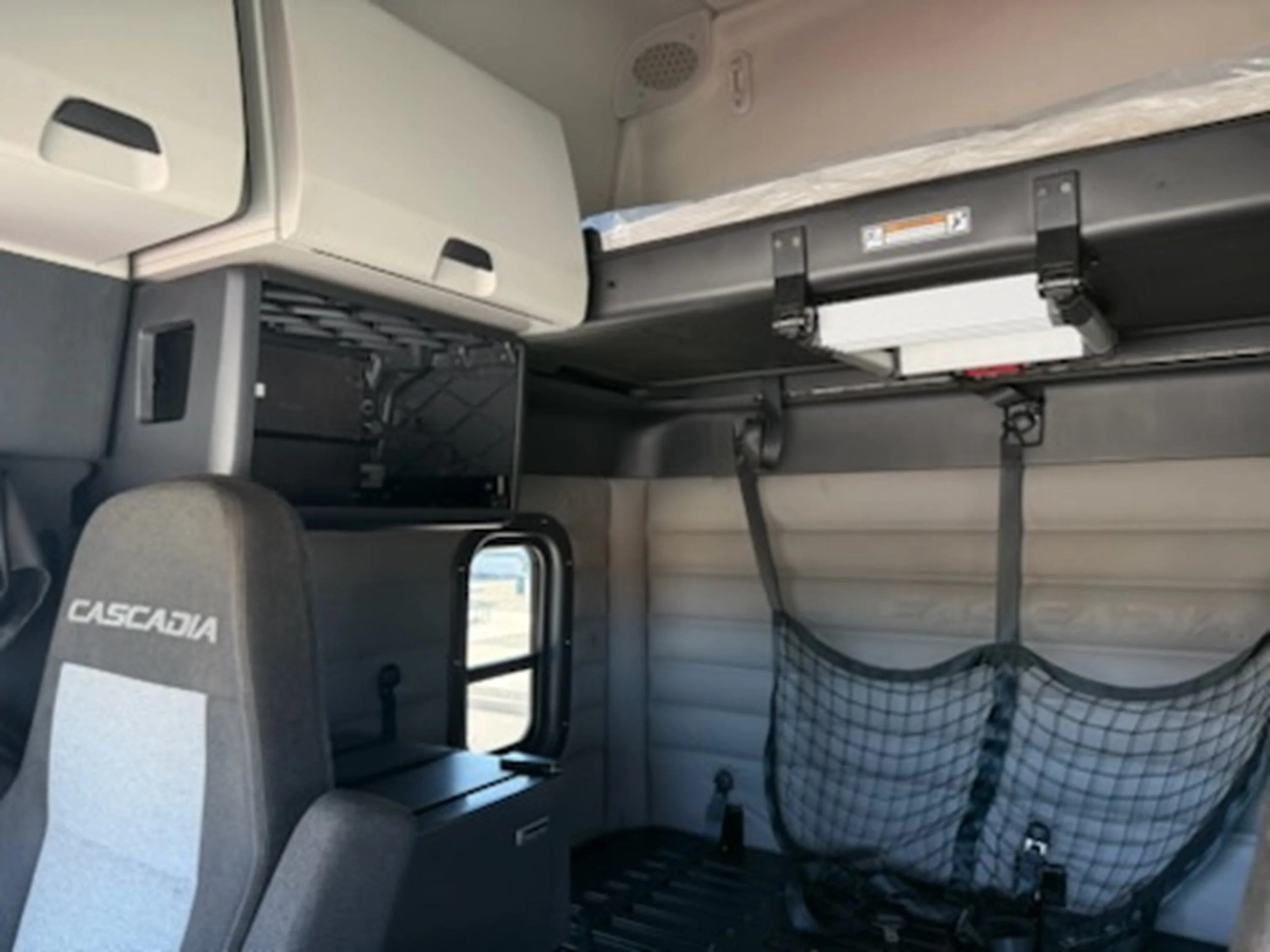 2021 Freightliner Cascadia - image 9