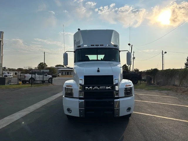 2025 Mack Anthem in Fort Worth, TX — photo 2
