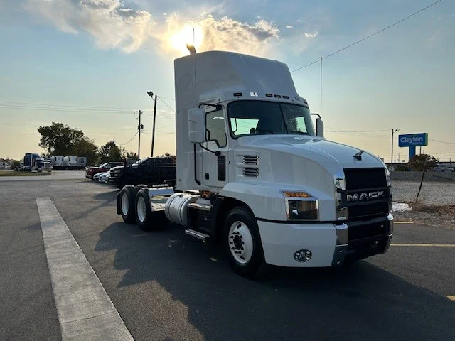 2025 Mack Anthem in Fort Worth, TX — photo 3