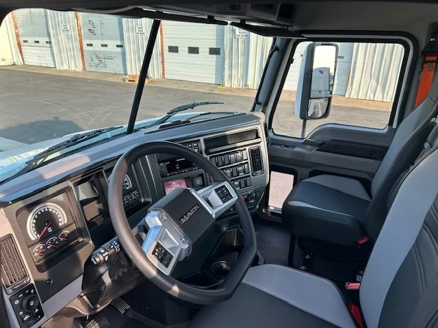 2025 Mack Anthem in Fort Worth, TX — photo 12