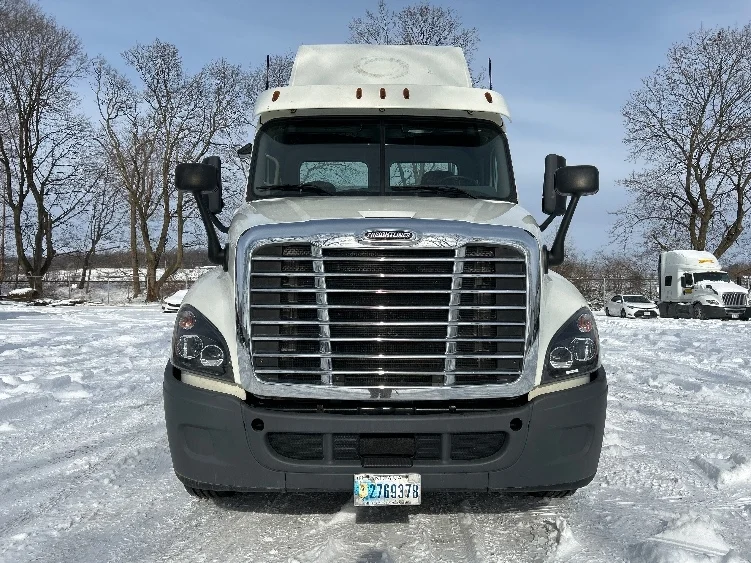 2019 Freightliner Cascadia in Harrisburg, PA — photo 2