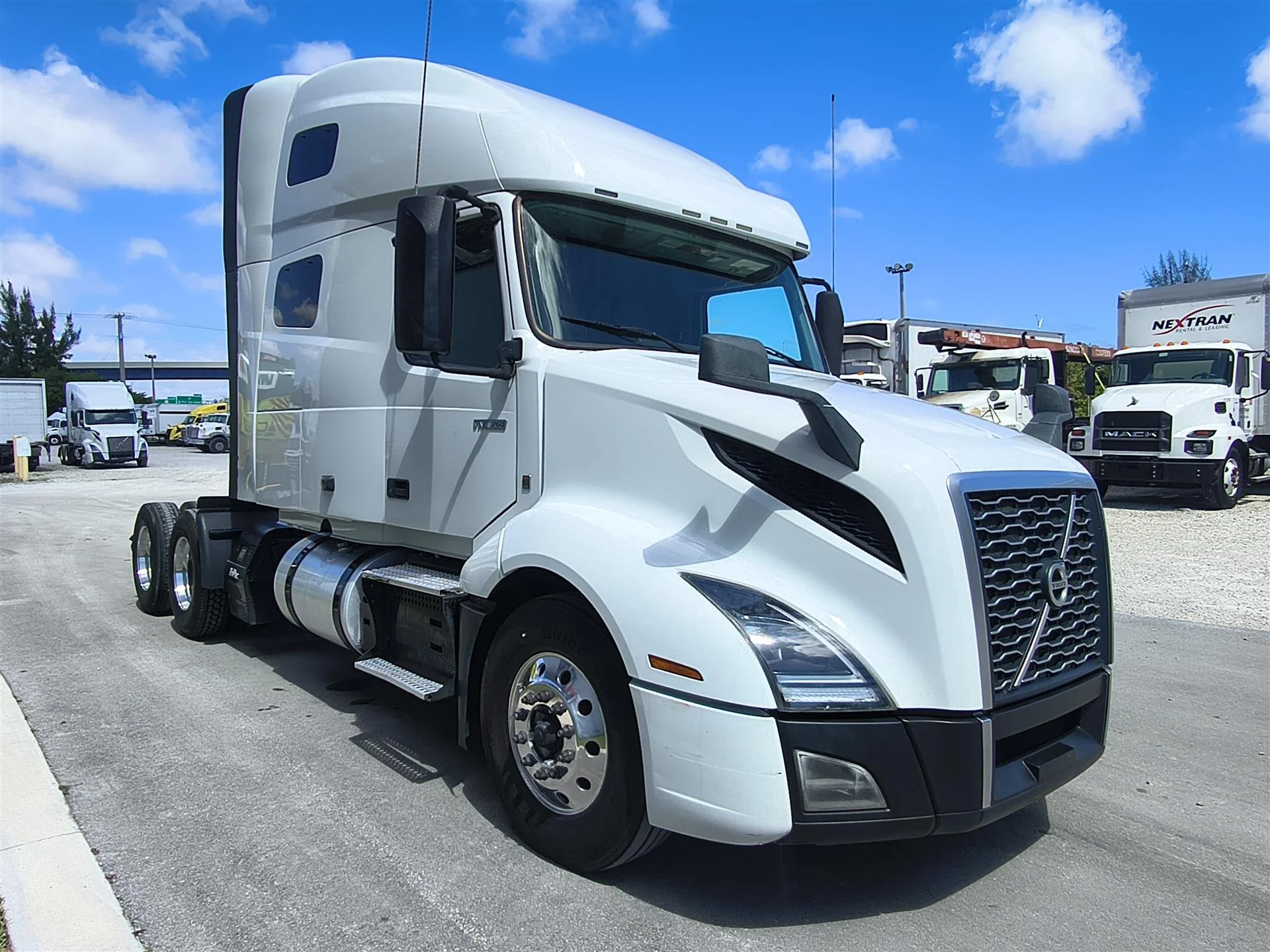 2022 Volvo VNL 760 - image 3