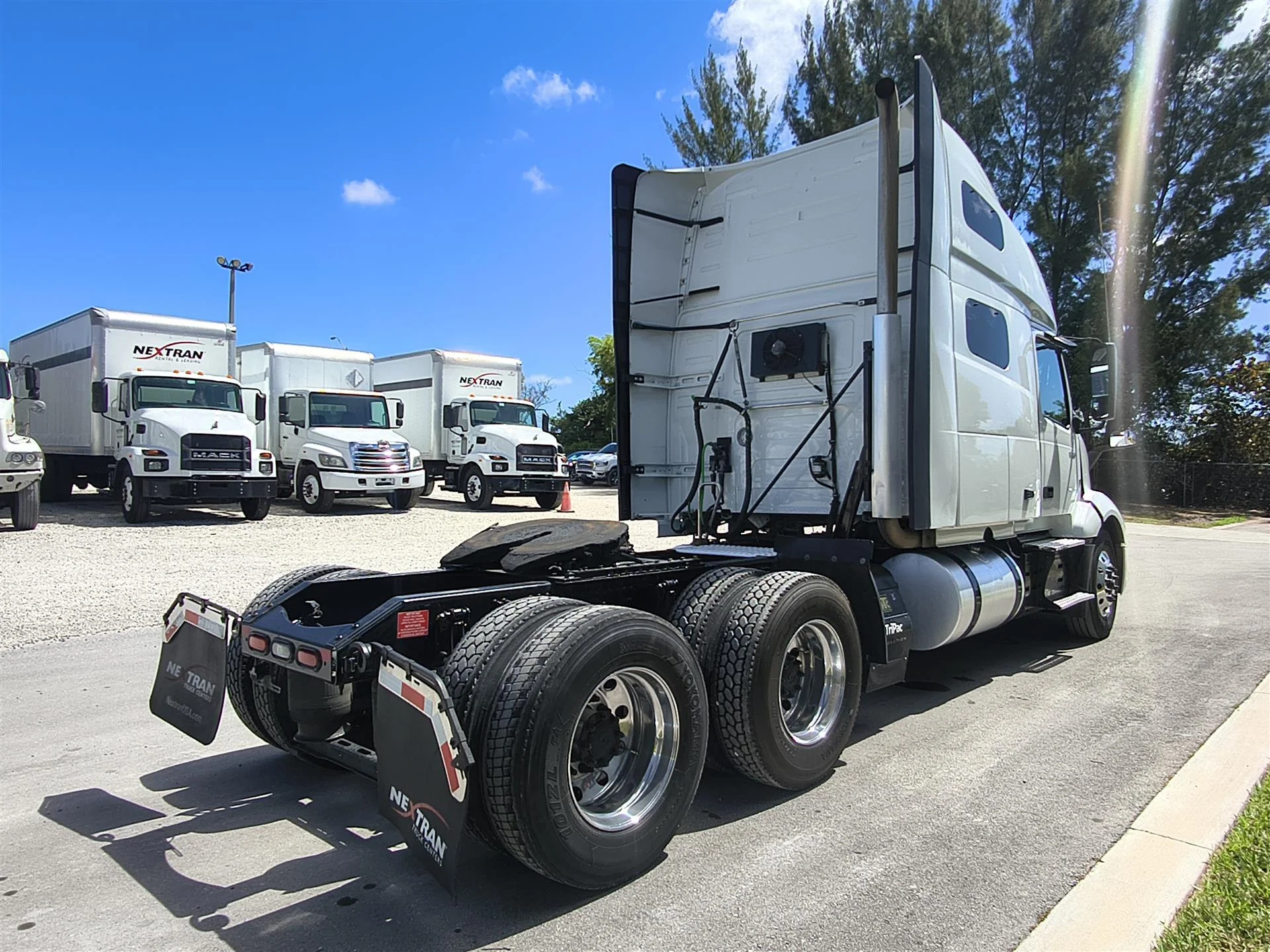 2022 Volvo VNL 760 - image 4
