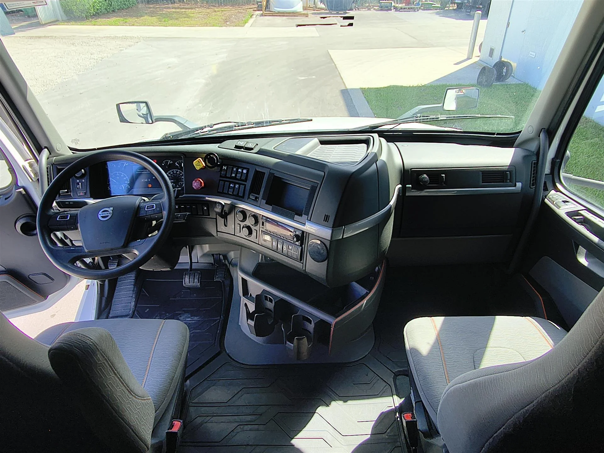 2022 Volvo VNL 760 - image 7