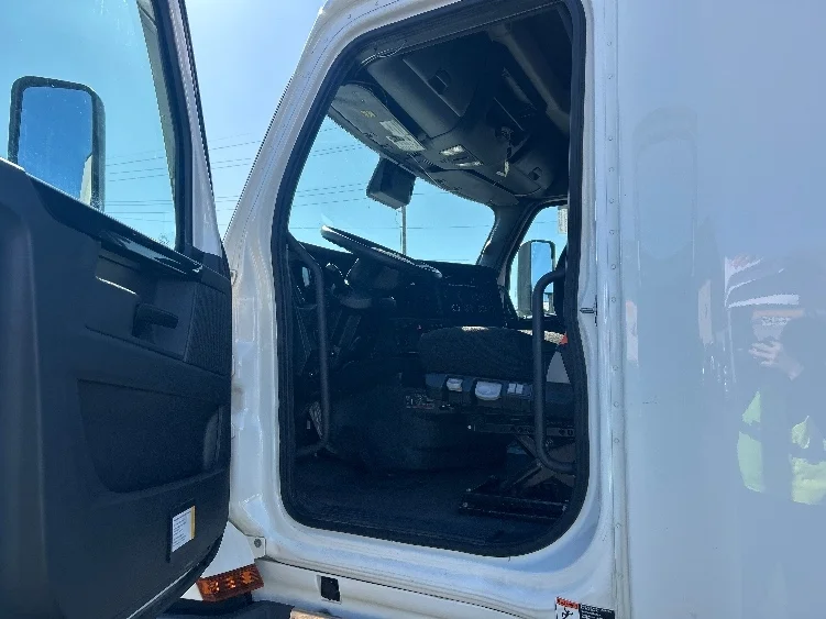 2023 Freightliner Cascadia - image 9