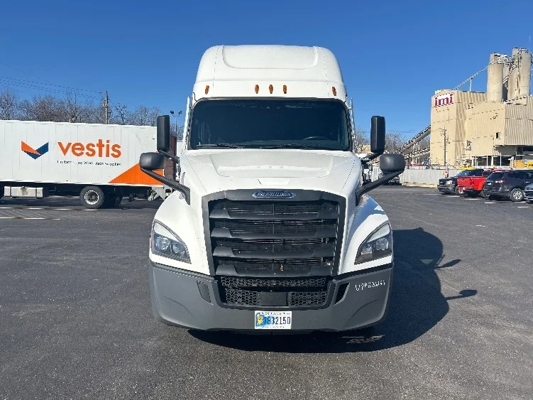 2023 Freightliner Cascadia - image 2