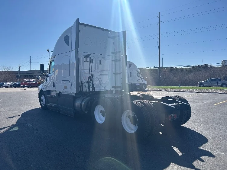 2023 Freightliner Cascadia - image 5