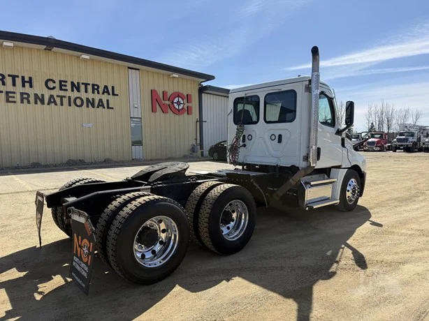 2021 Freightliner Cascadia in MN — photo 12