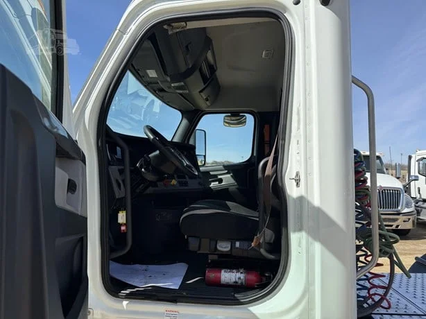 2021 Freightliner Cascadia in MN — photo 4