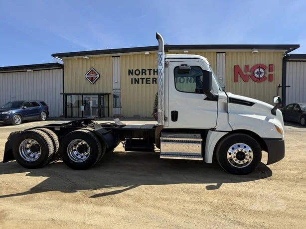 2021 Freightliner Cascadia in MN — photo 2