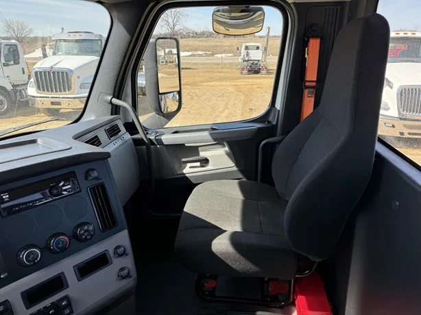 2021 Freightliner Cascadia in MN — photo 8
