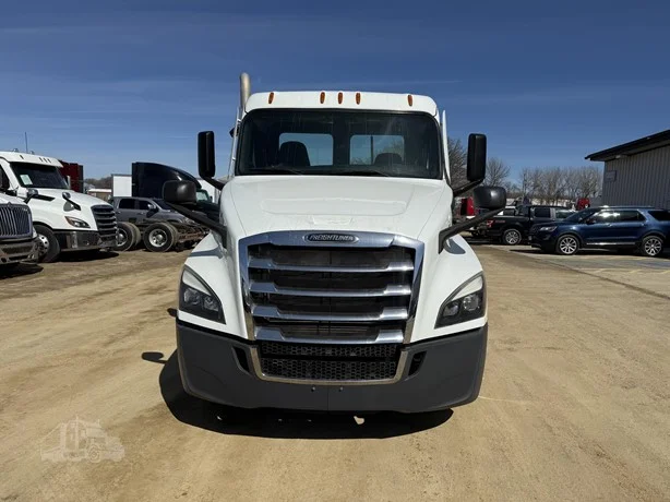 2021 Freightliner Cascadia in MN — photo 10