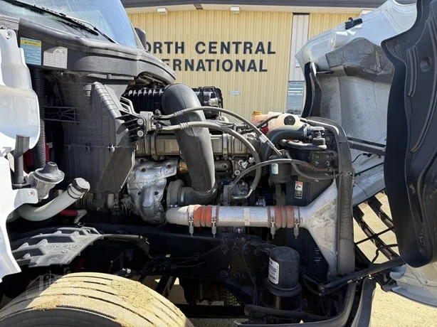2021 Freightliner Cascadia in MN — photo 16