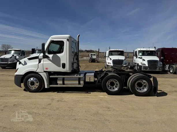 2021 Freightliner Cascadia in MN — photo 14