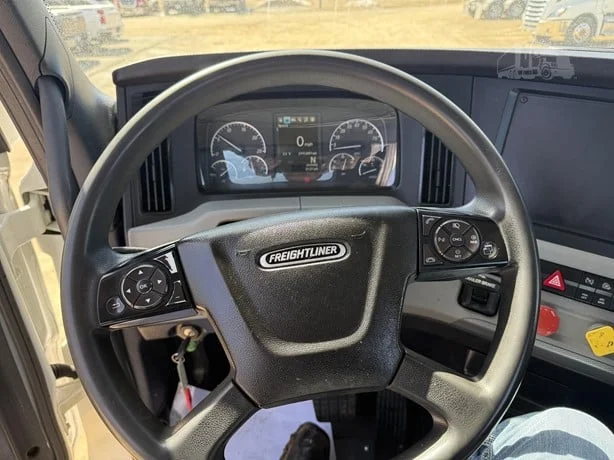2021 Freightliner Cascadia in MN — photo 6