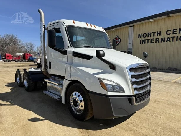 2021 Freightliner Cascadia in MN — photo 11