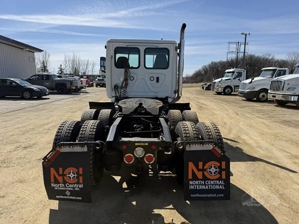 2021 Freightliner Cascadia in MN — photo 3
