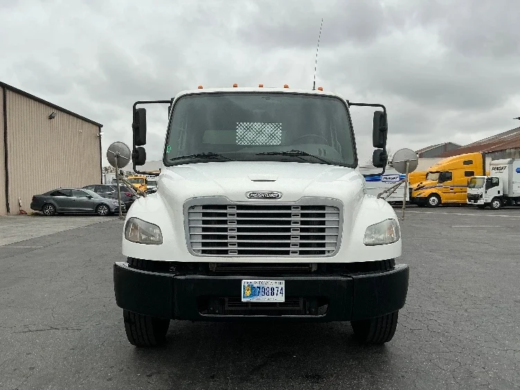 2018 Freightliner M2 106 - image 2
