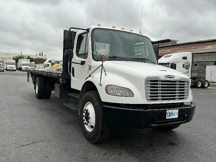 2018 Freightliner M2 106 - image 1