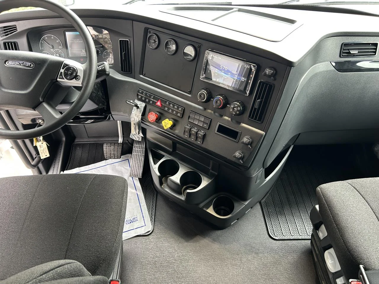 2027 Freightliner Cascadia in Mount Vernon, WA — photo 9