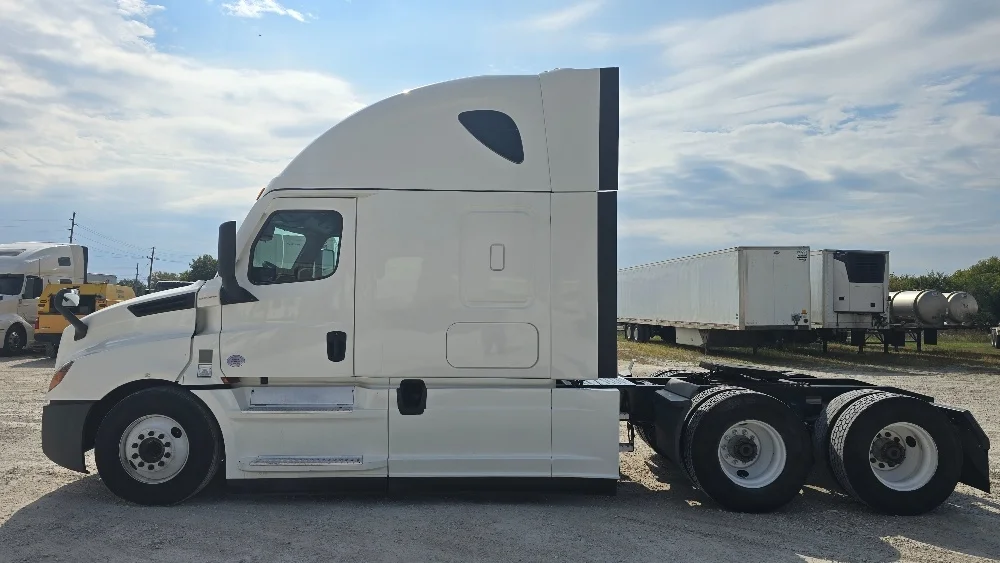 2022 Freightliner Cascadia - image 4