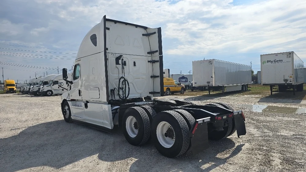 2022 Freightliner Cascadia - image 5