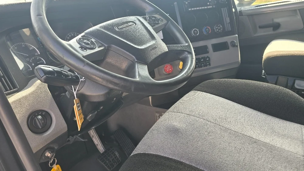 2022 Freightliner Cascadia - image 10