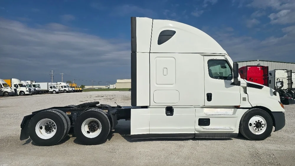 2022 Freightliner Cascadia - image 8