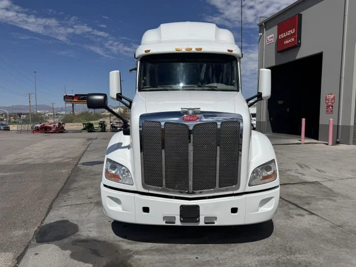 2022 Peterbilt 579 - image 3