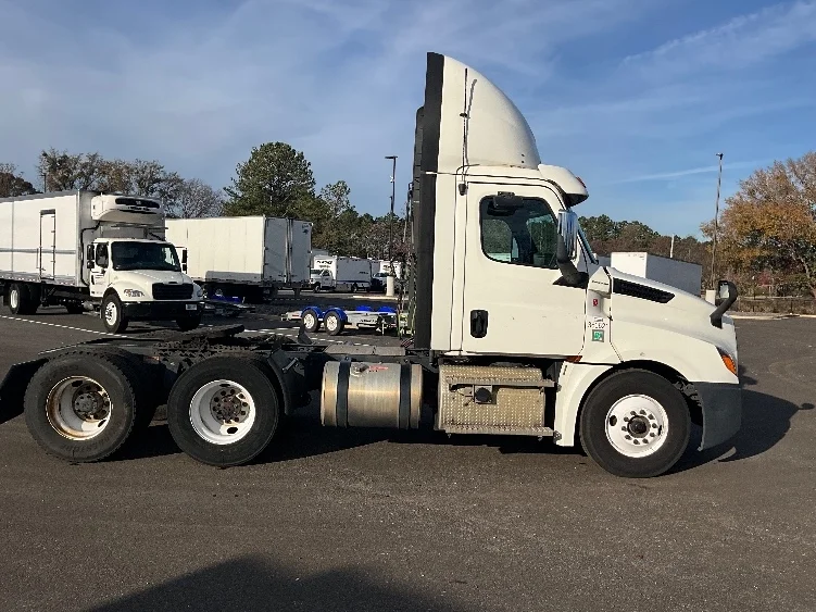 2020 Freightliner Cascadia - image 8