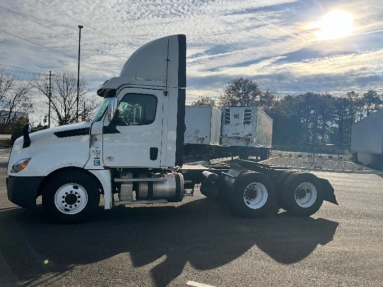 2020 Freightliner Cascadia - image 4