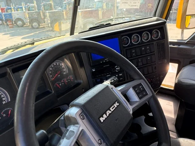 2019 Mack Anthem - image 4