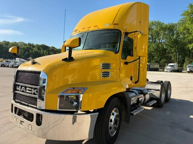 2019 Mack Anthem - image 1