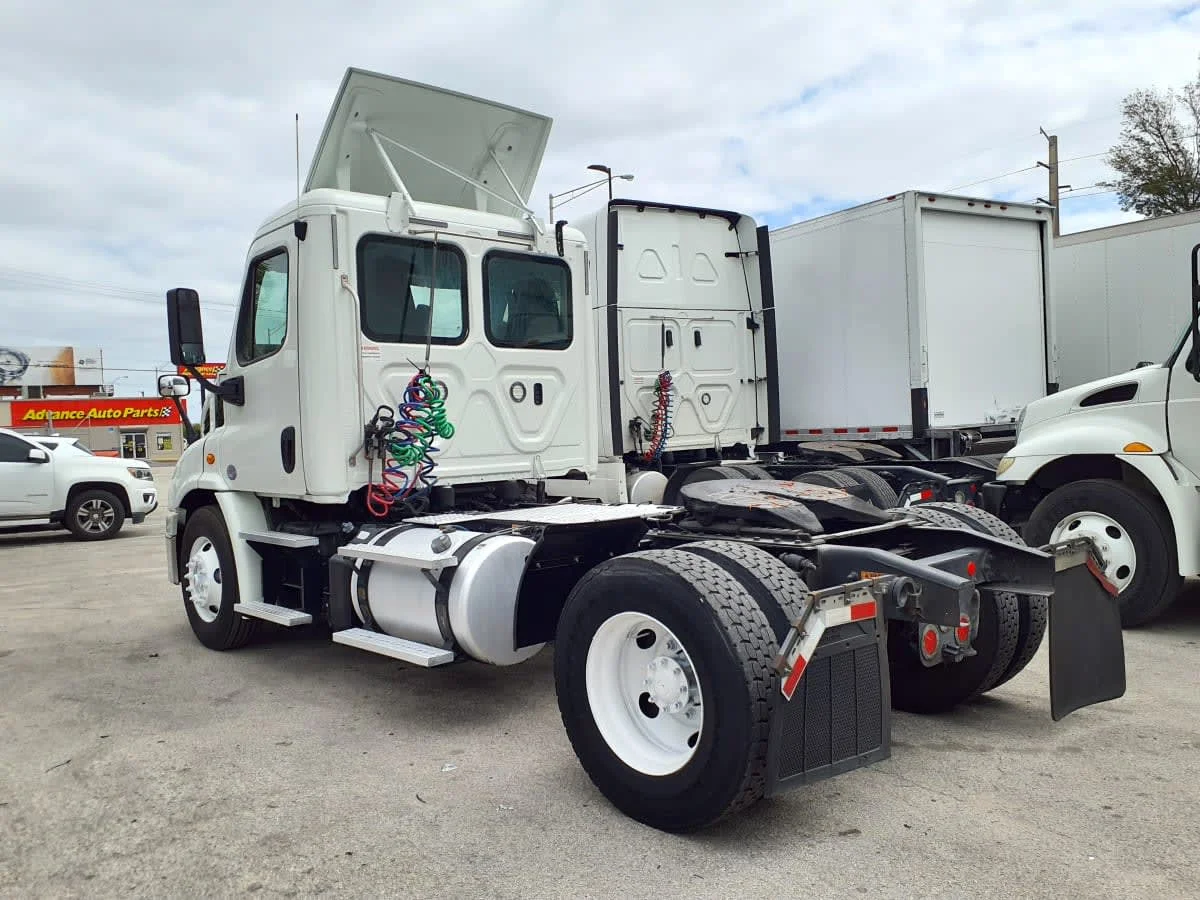 2018 Freightliner Cascadia in Miami, FL — photo 6