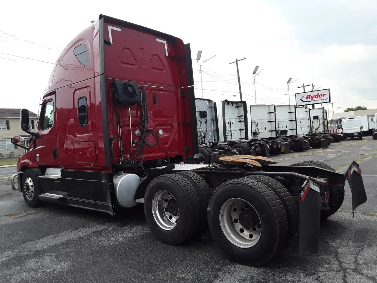 2020 Freightliner Cascadia in Allentown, PA — photo 6