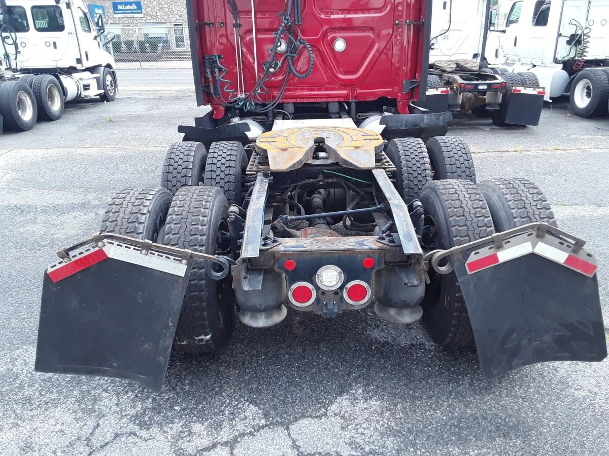 2020 Freightliner Cascadia in Allentown, PA — photo 12