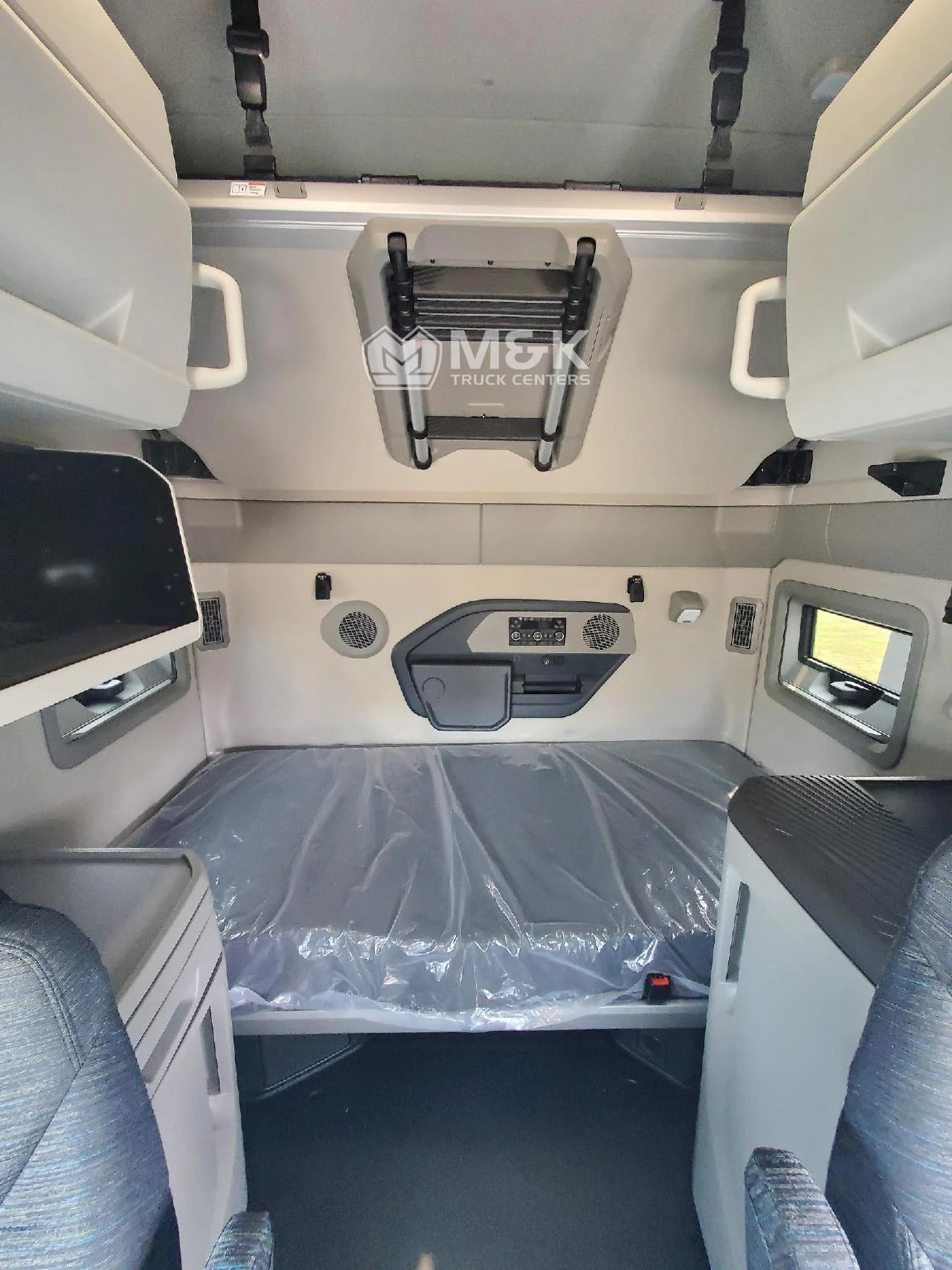 2026 Volvo VNL 860 in Erie, PA — photo 12