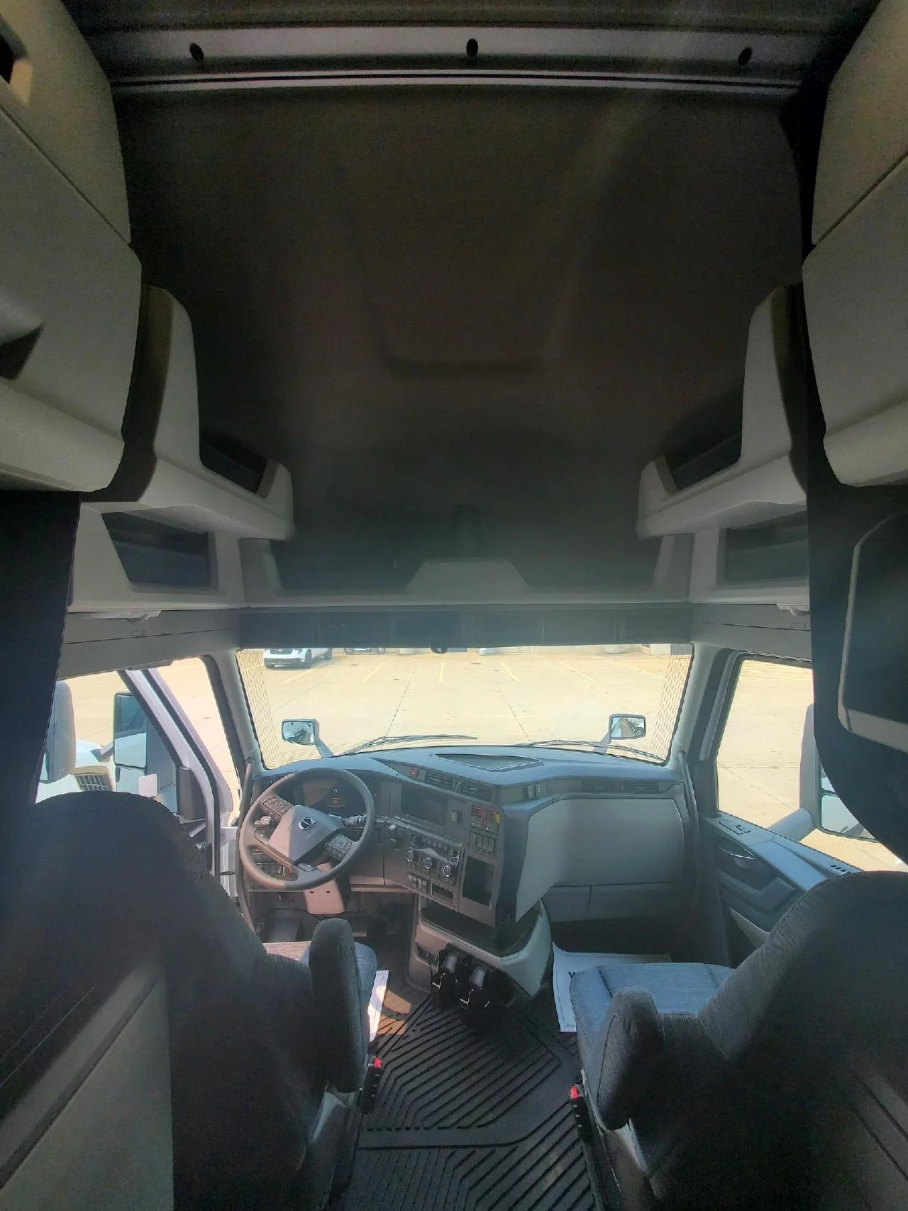 2026 Volvo VNL 860 in Erie, PA — photo 14