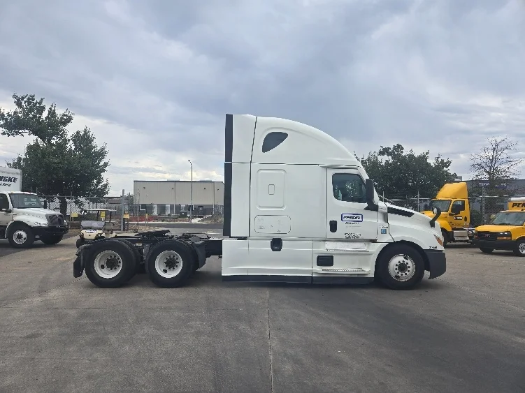 2022 Freightliner Cascadia - image 8