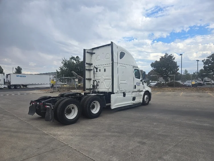 2022 Freightliner Cascadia - image 7