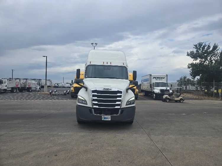 2022 Freightliner Cascadia - image 2