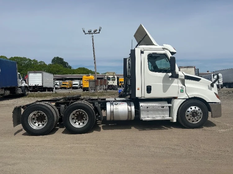 2022 Freightliner Cascadia in Londonderry, NH — photo 8